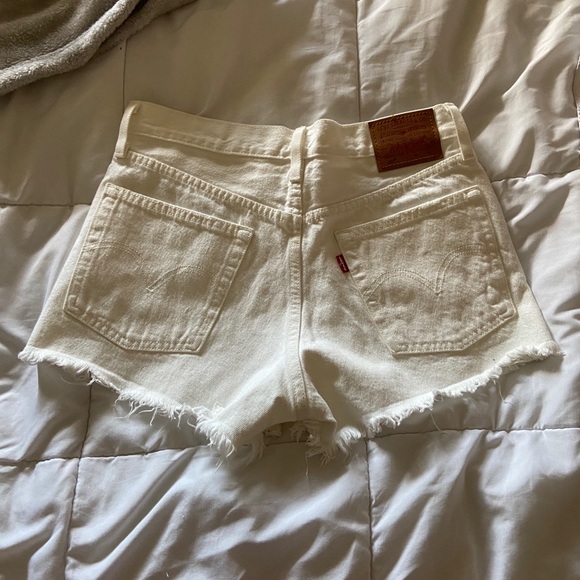 White Levi’s jean shorts - Picture 2 of 4